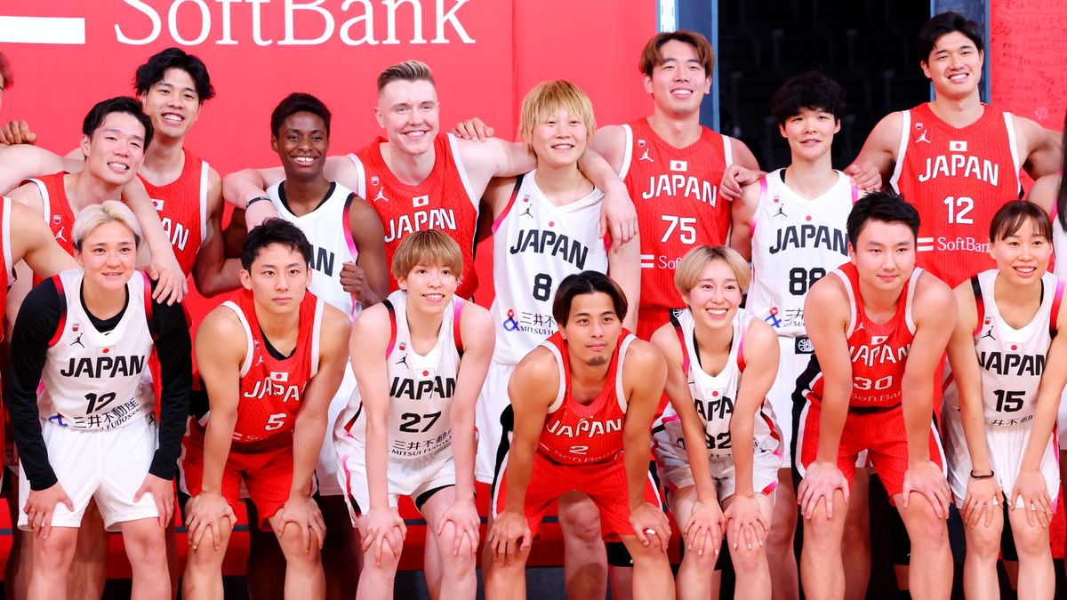 2024バスケットボール日本代表　日本一丸イベントでの集合写真　前列中央に富樫勇樹選手　前列左に吉田亜沙美選手(写真:西村尚己/アフロスポーツ)