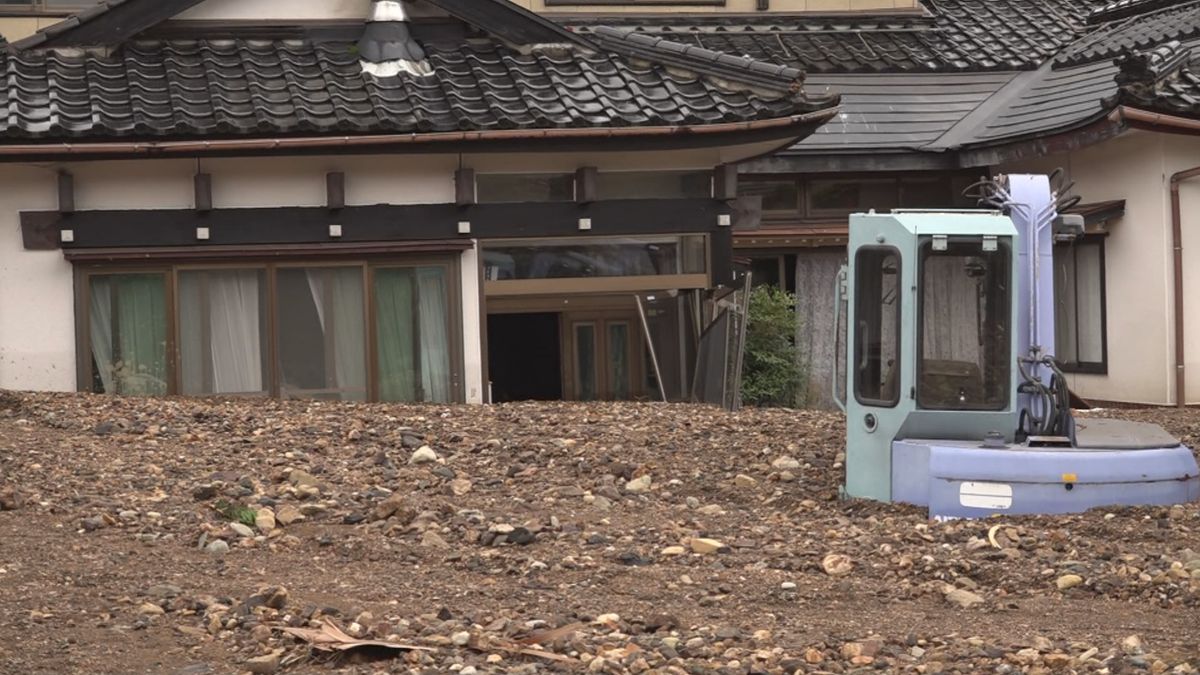 道路寸断の酒田市北青沢地区　1階が土砂で埋まった住宅も　自衛隊の支援活動に同行