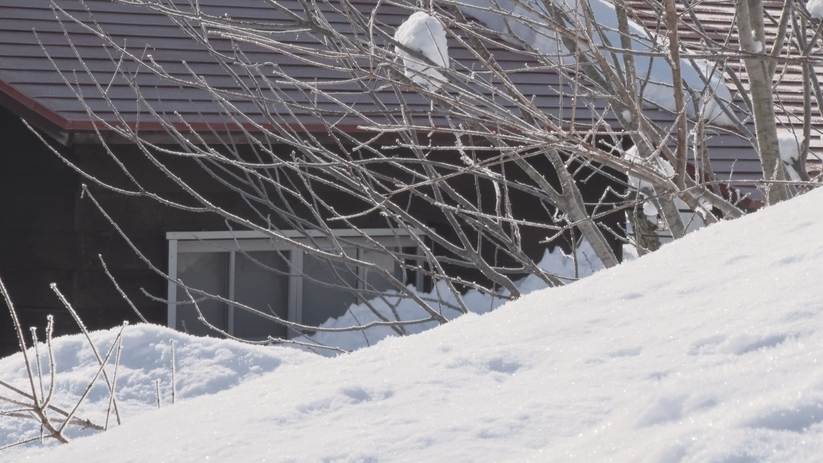 大町市　自宅軒先の雪の中で75歳女性死亡　屋根からの落雪に巻き込まれたか　近くでスコップ見つかる　1人暮らし