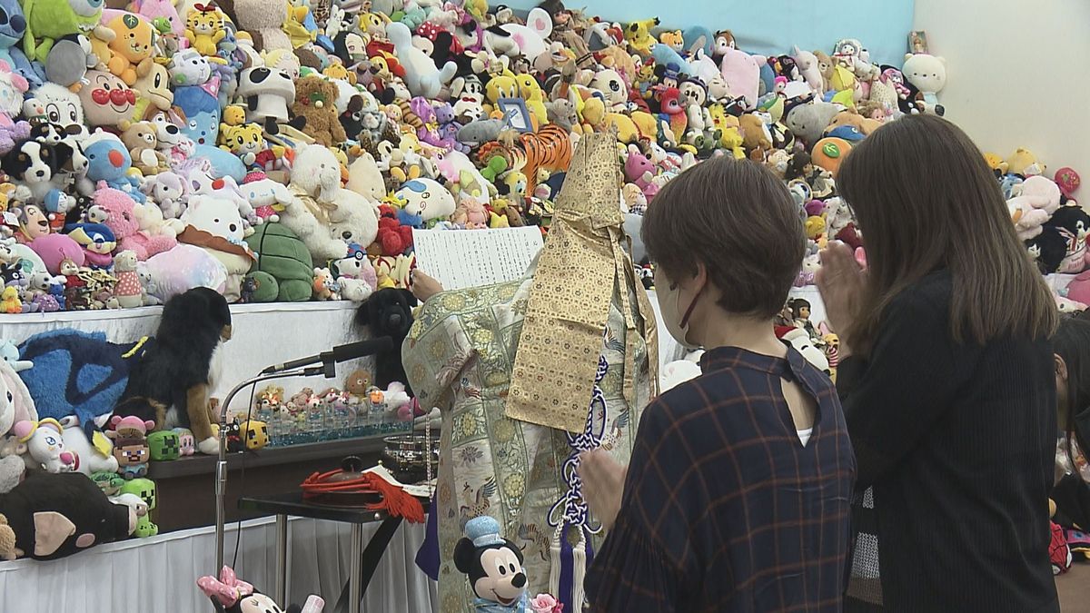 子どもたちが別れ　松山市でぬいぐるみ供養