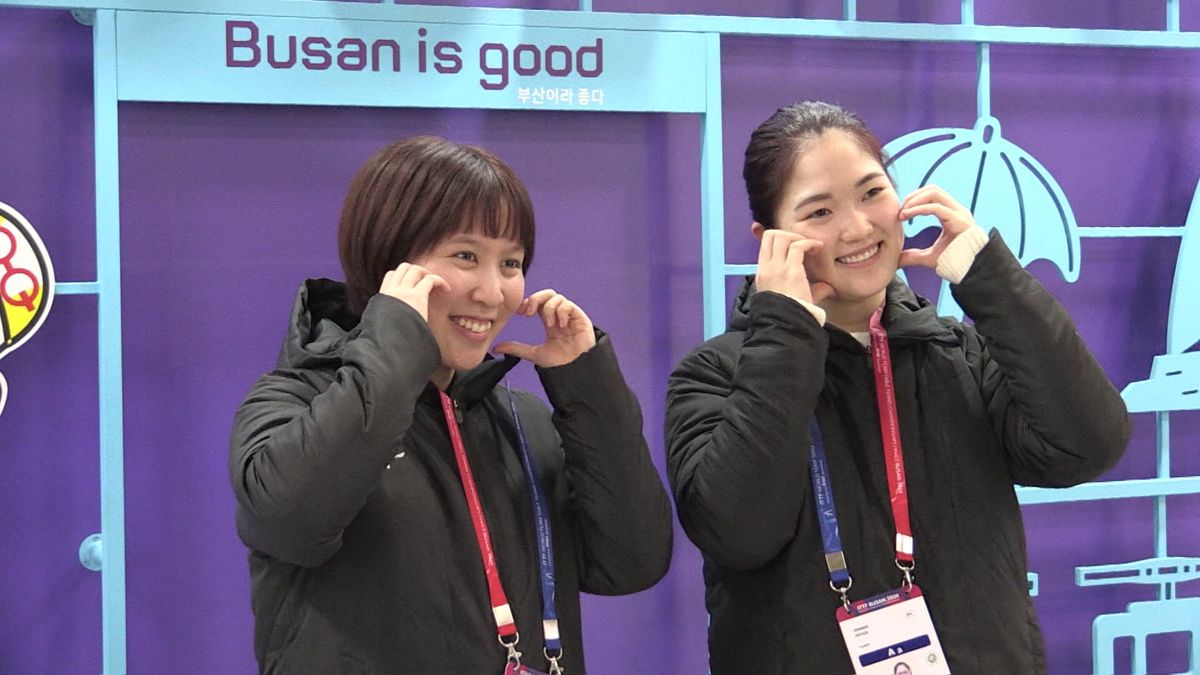 韓国に到着した平野美宇選手(左)と木原美悠選手(右)