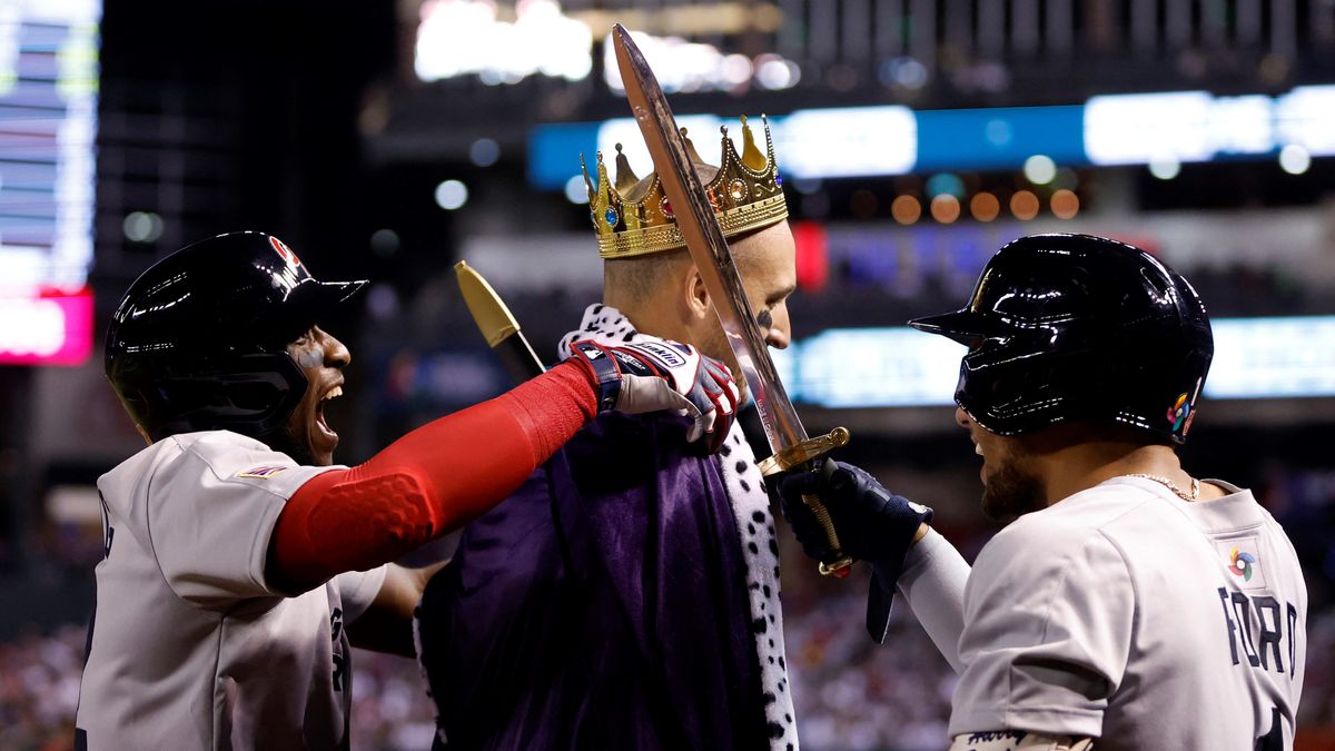 王冠をかぶるイギリス代表のトレイス・トンプソン選手(写真:USA TODAY Sports/ロイター/アフロ)