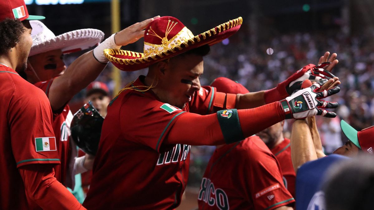 ソンブレロをかぶったメキシコ代表のジョーイ・メネセス選手(写真:USA TODAY Sports/ロイター/アフロ)