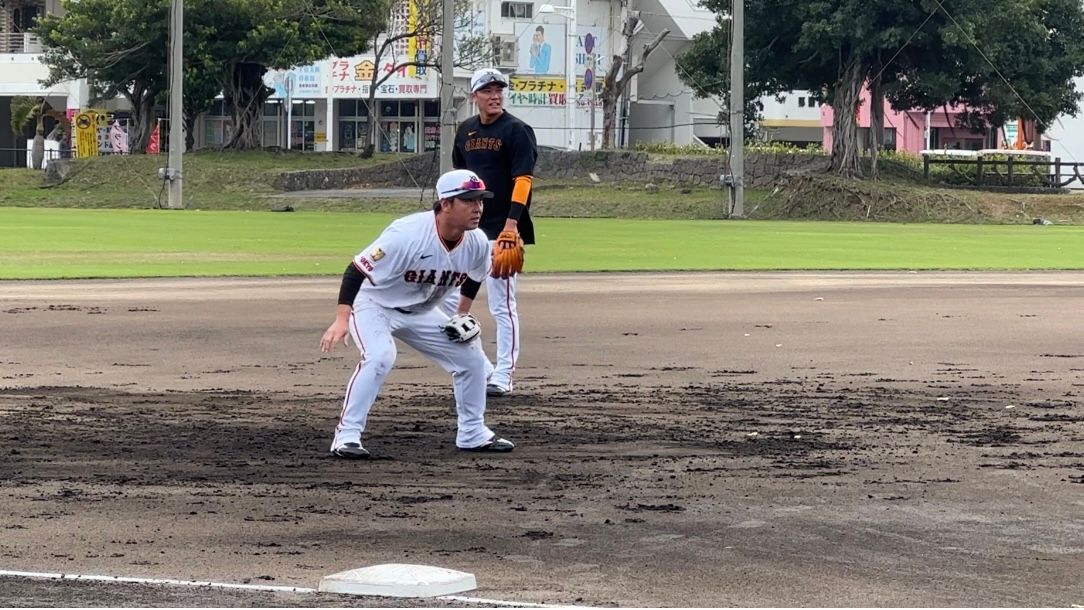 外野手の長野久義が坂本勇人と内野ノック100本　最後は坂本勇人がハスキー犬と戯れほっこり【巨人】