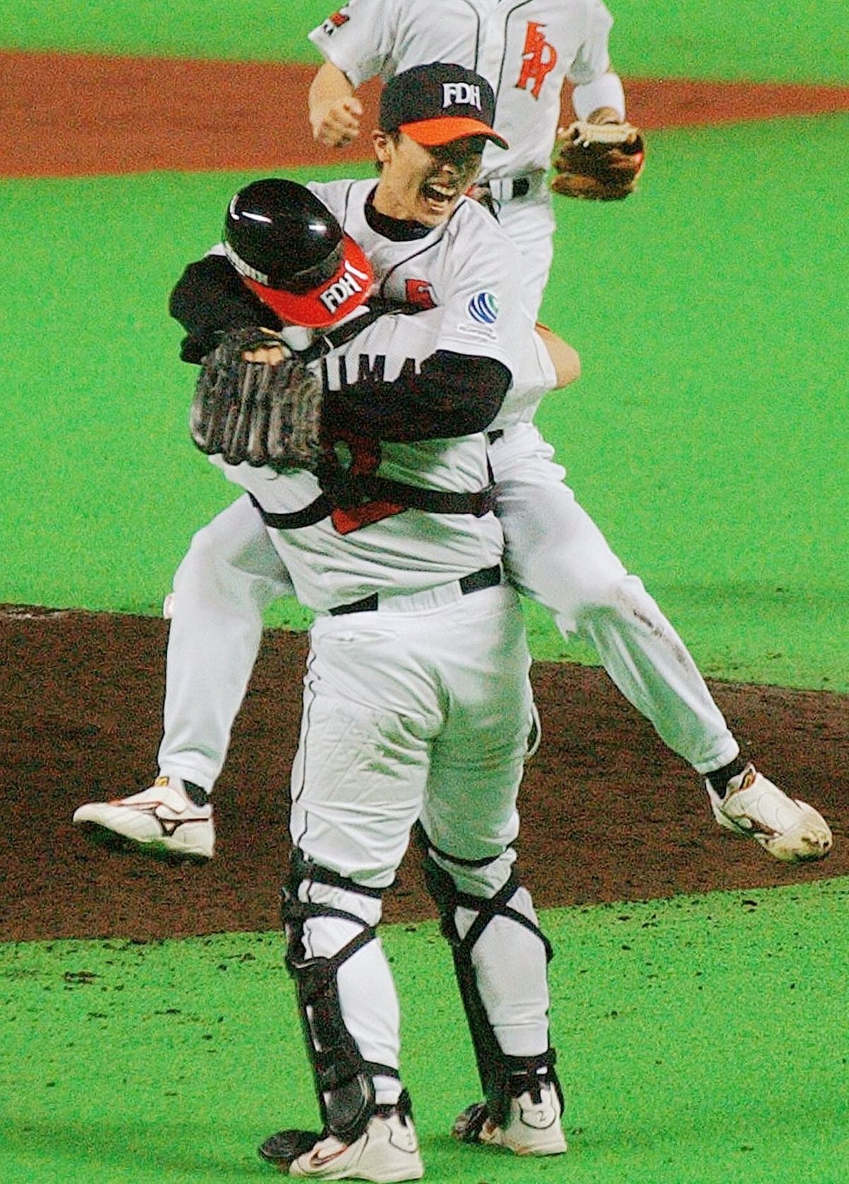 2003年の日本シリーズで胴上げ投手となった和田毅投手(写真：時事)