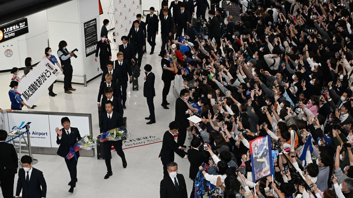 【W杯】日本代表・吉田麻也が激闘を終え帰国会見「今までのW杯で一番楽しかった」「泣きすぎて体調を崩した」