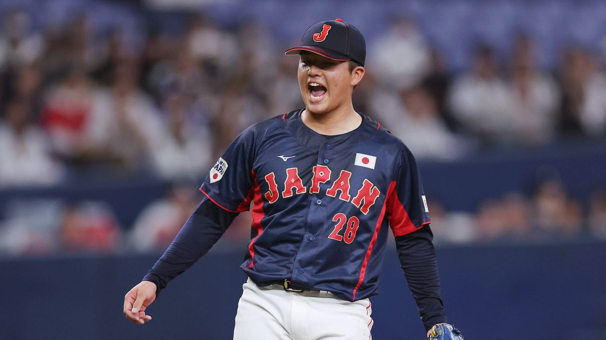 空振り三振を奪い、雄たけびを上げる中村優斗投手(写真：日刊スポーツ/アフロ)