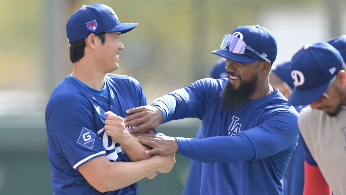 キャンプで笑顔を見せる【左】大谷翔平選手と【右】テオスカー・ヘルナンデス選手（写真：USA TODAY Sports/ロイター/アフロ）