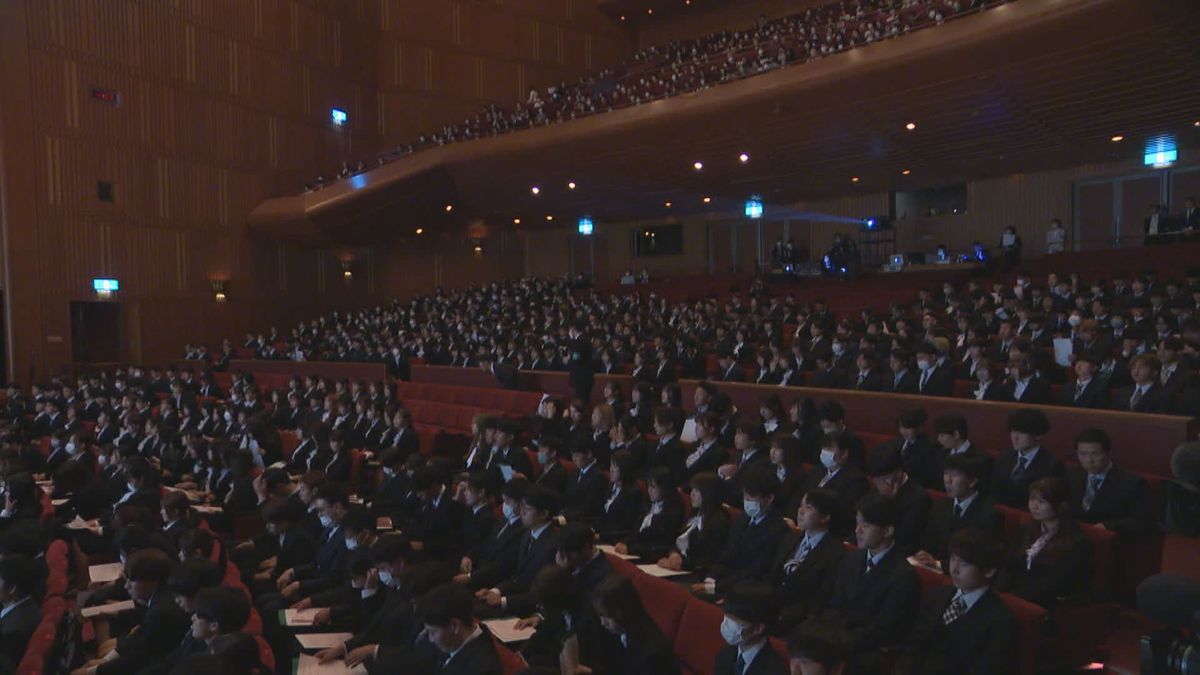 周南公立大で入学式～学部学科の再編にサプライズゲスト～ことしは特別な式に　