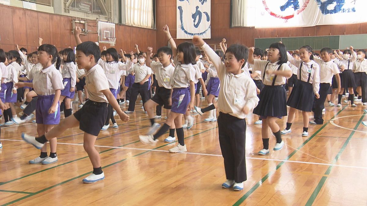 全校朝礼にダンス　流行りの指ハートも　“スキマ時間”を活用し交流　福井市･和田小学校