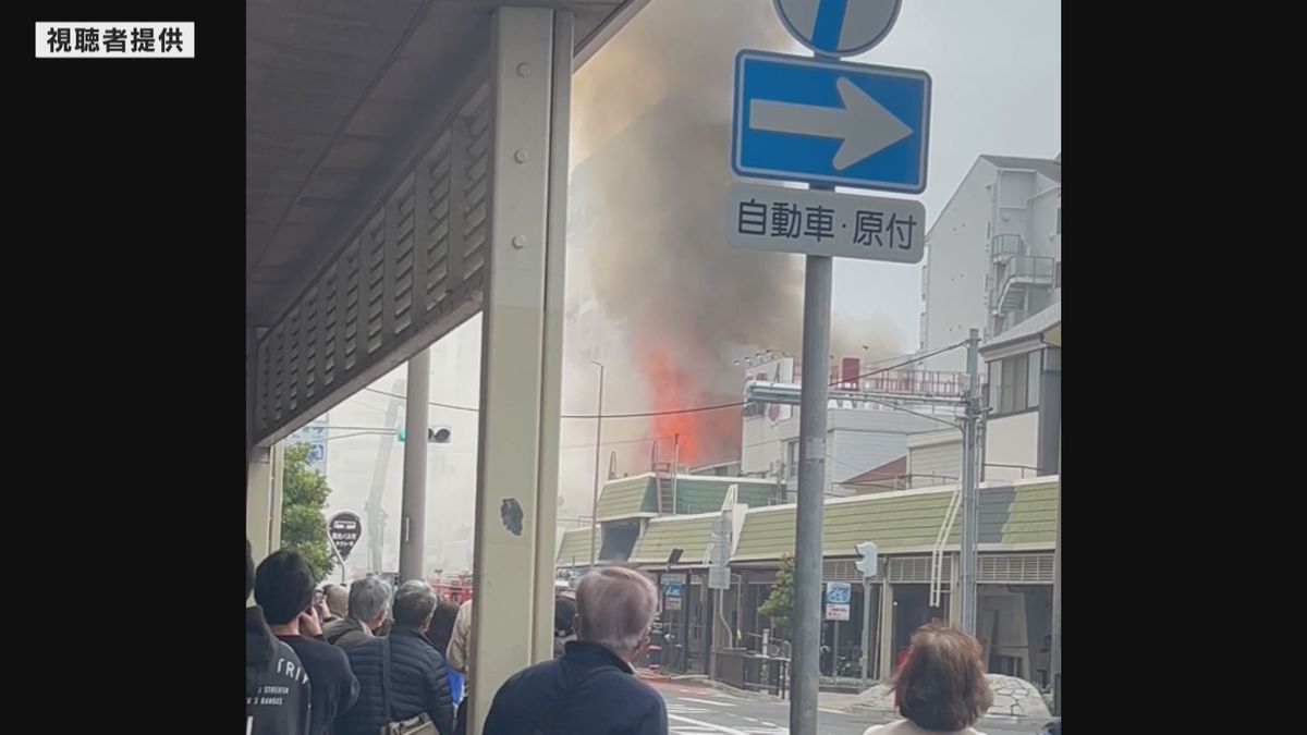 【出火直後の映像】JR明石駅前の商店街で火事　市街地に煙が充満、赤い炎も…『魚の棚商店街』に隣接　少なくとも4棟焼損