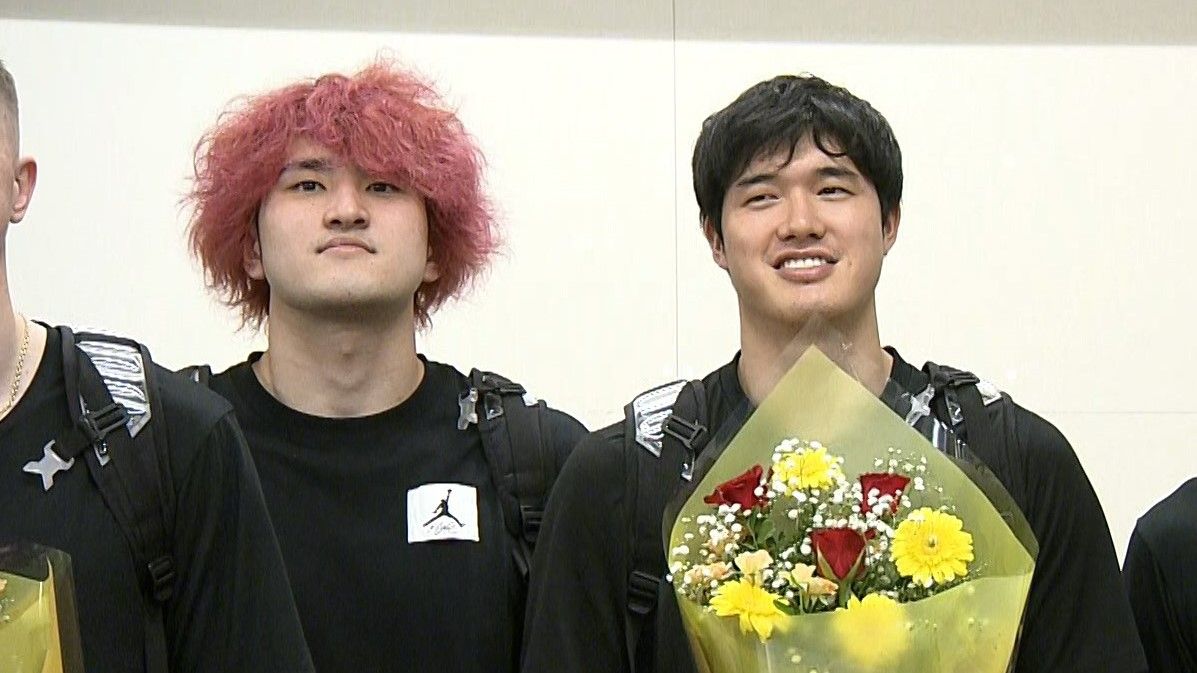 髪を赤く染めたバスケ日本代表・川真田紘也選手(左)、渡邊雄太選手(右)