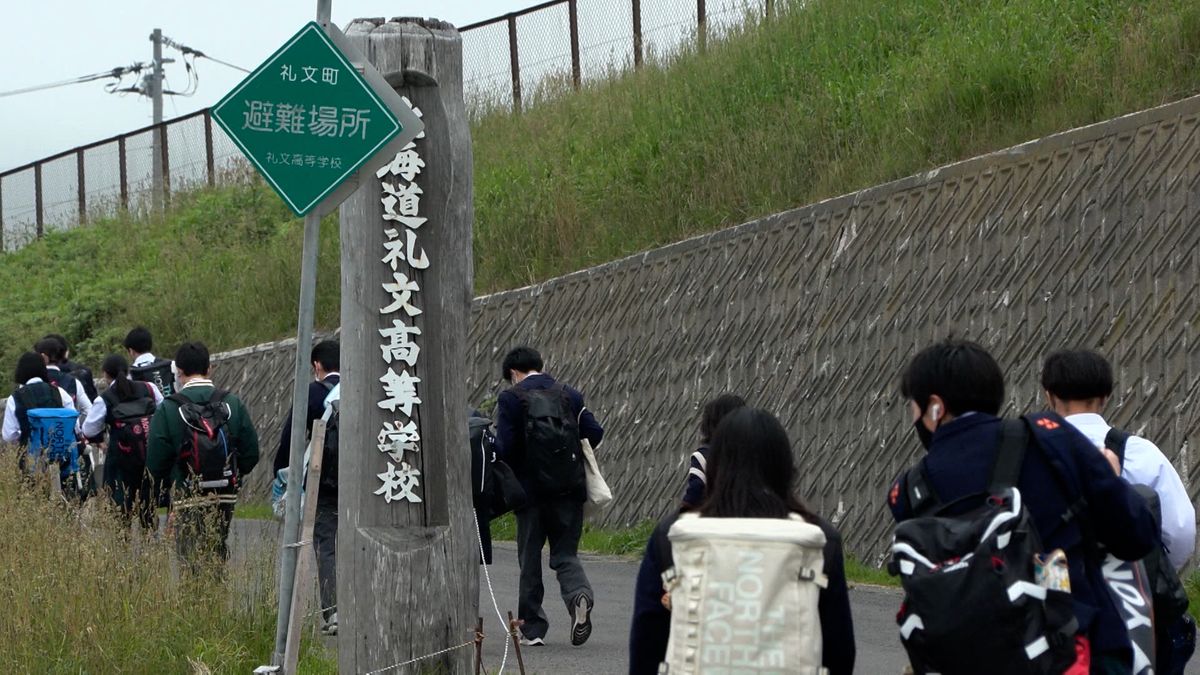 登校する北海道礼文高校の生徒たち