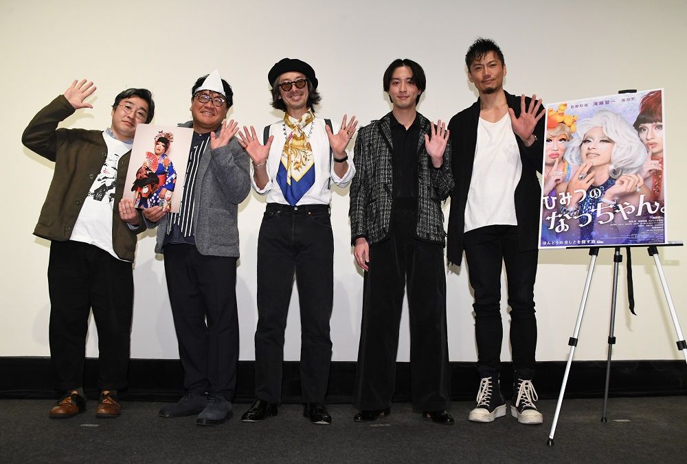 （左から）田中和次朗監督、カンニング竹山さん、滝藤賢一さん、渡部秀さん、岩永洋昭さん