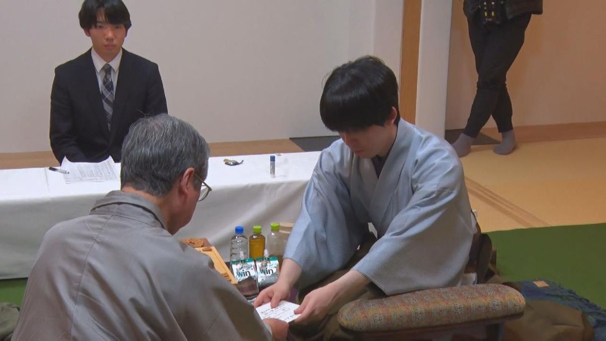 将棋　王将戦第3局1日目　タイトル防衛目指す藤井七冠が封じ手