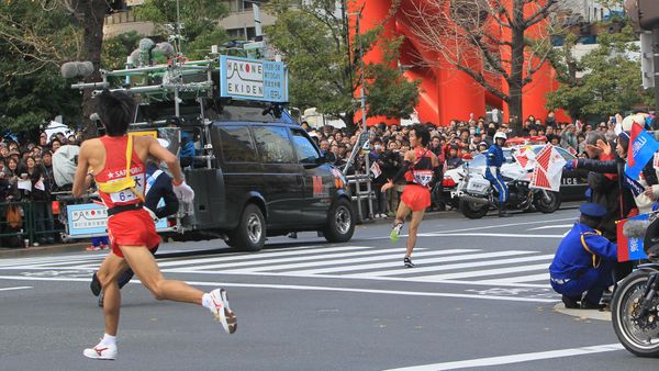 フィニッシュ直前でコースを間違える寺田夏生さん(写真：日刊スポーツ/アフロ)