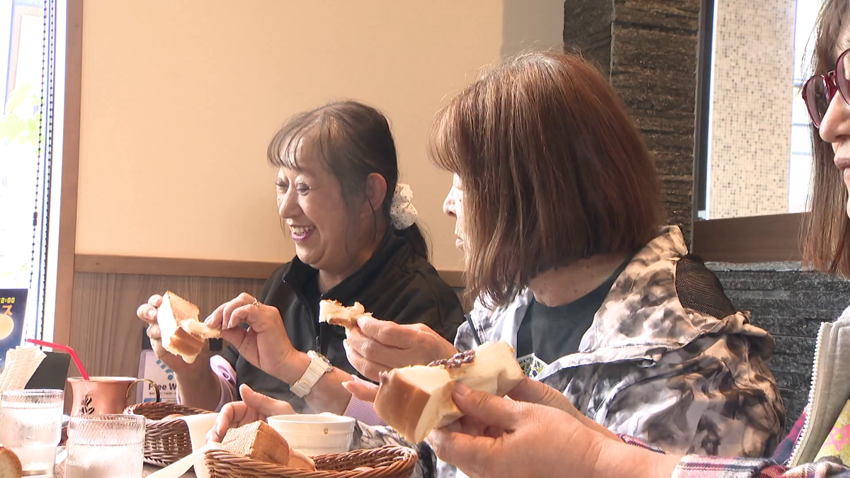 大勢の客でにぎわう店内