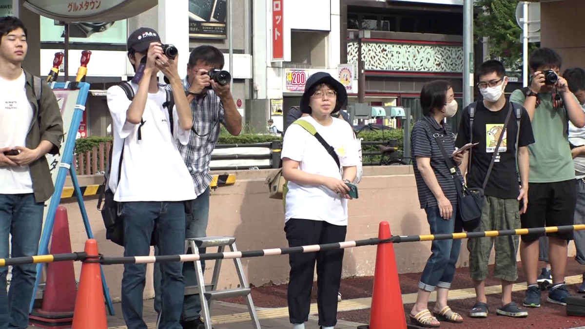 名古屋駅でカメラを構えるファン