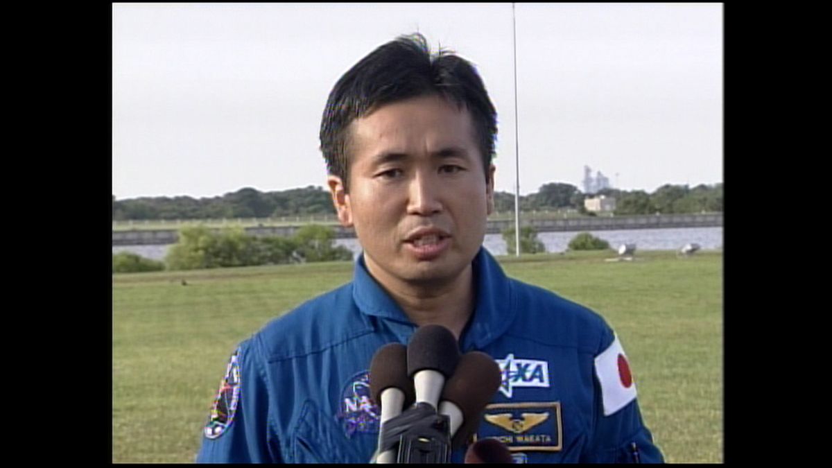 スペースシャトル打ち上げ再開に際して会見する宇宙飛行士の若田光一さん