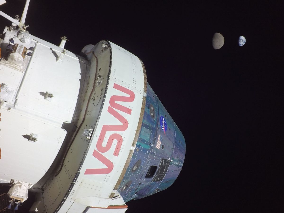 オリオン宇宙船と月と地球（NASA）
