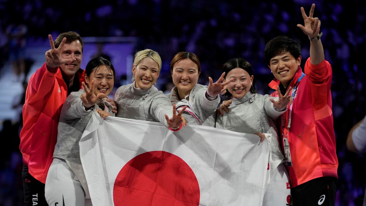 女子サーブル団体で初の銅メダル(写真：AP/アフロ)