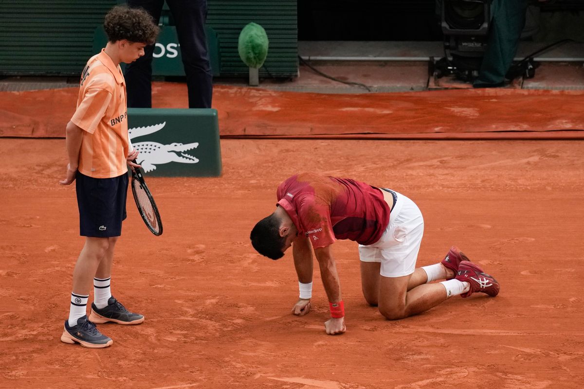 4回戦で倒れ込むジョコビッチ選手( 写真：AP/アフロ)