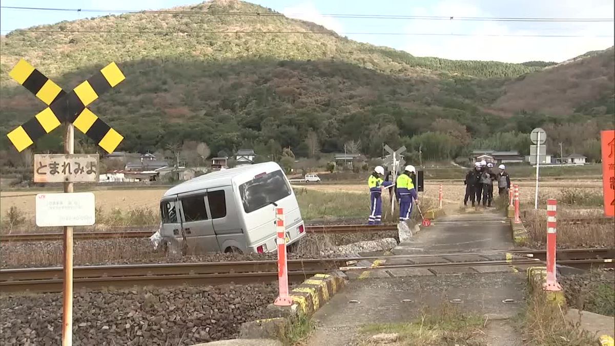 JR日豊本線　特急列車と車が衝突　約3時間30分運転見合わせ　大分