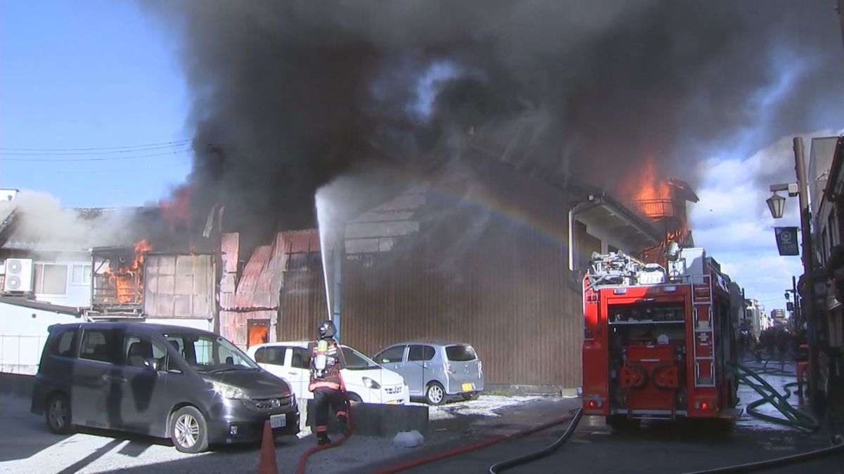 臼杵市で10棟以上が燃える大規模な火事　一夜明け悲惨な焼け跡が広がる　警察などが実況見分　