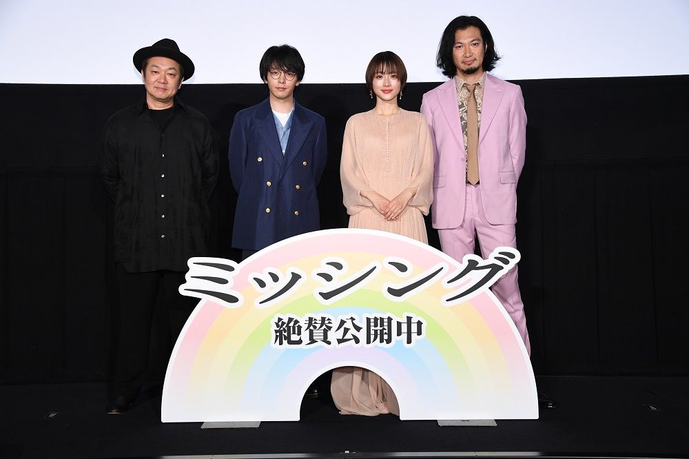 （左から）イベントに登場した𠮷田恵輔監督、中村倫也さん、石原さとみさん、青木崇高さん