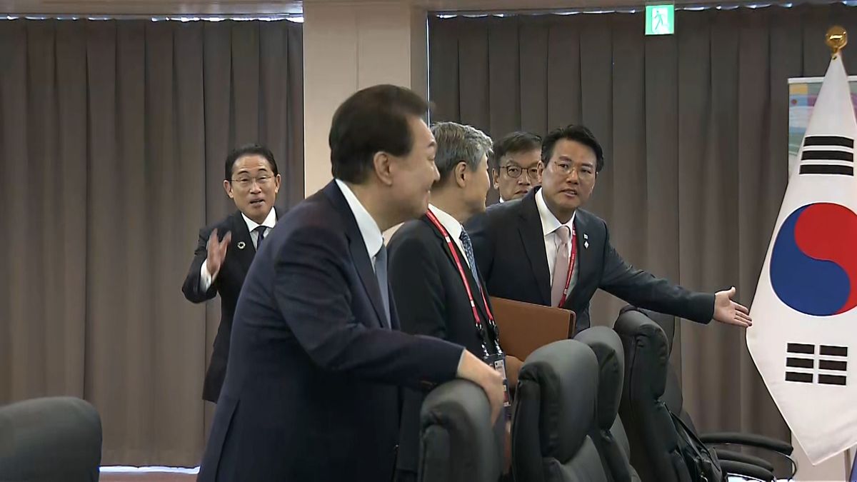 尹 大統領を呼び止める岸田首相（左後方）