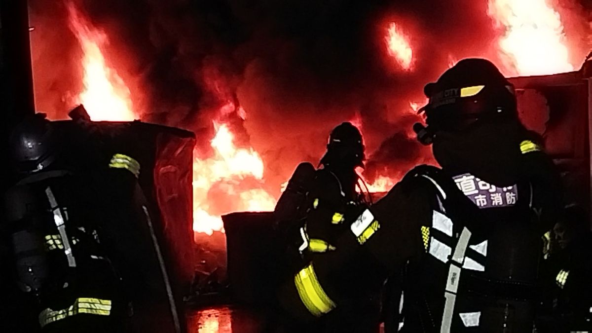 激しく上がる炎…緊迫の消火活動 資材置き場で火事 家電や廃材など焼く  山梨・笛吹市