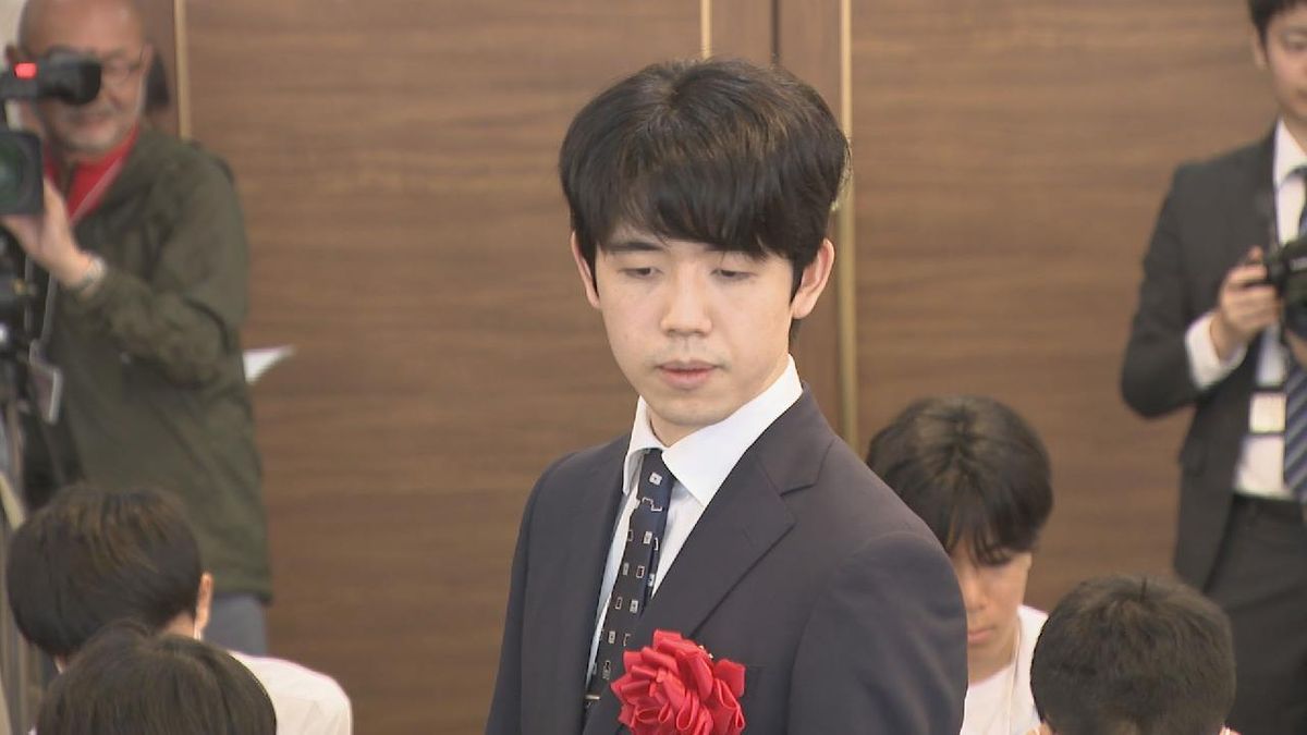 将棋大会に藤井七冠　中学生にエール