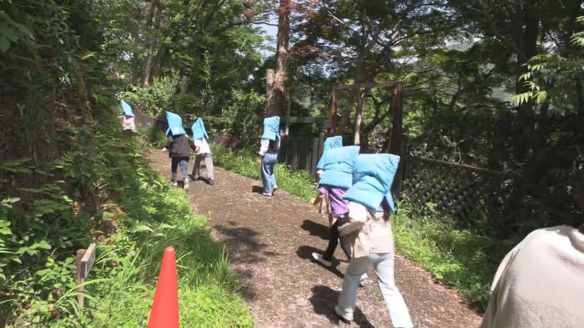 小学校で地震・津波の避難訓練　三重・尾鷲市