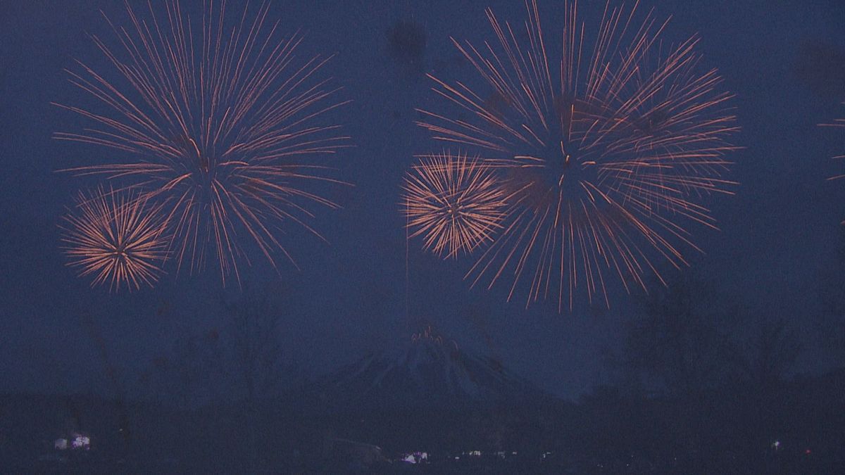 「ずっと鳥肌…」 鳴沢で花火イベント 富士山バックに春の夜空彩る  山梨県