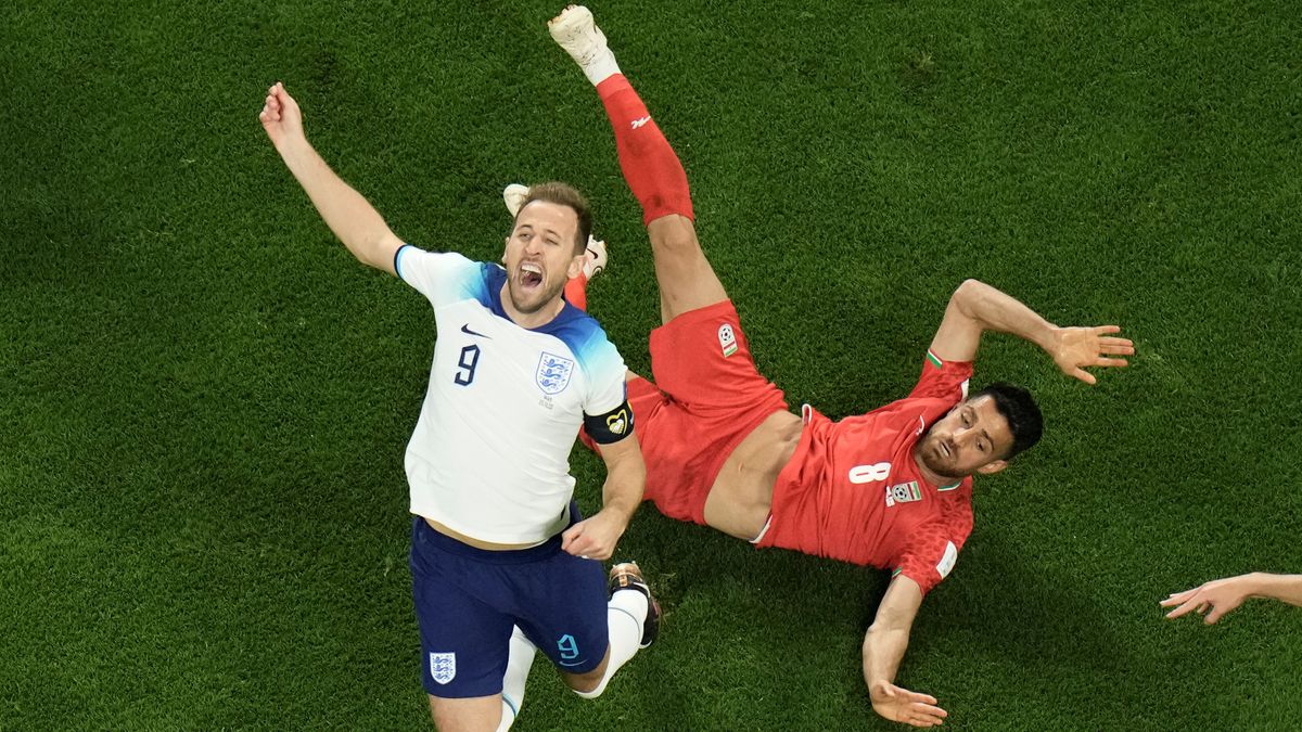 【サッカーW杯】イングランド主将ケイン　右足首の検査へ　イラン戦で後ろからタックル受ける