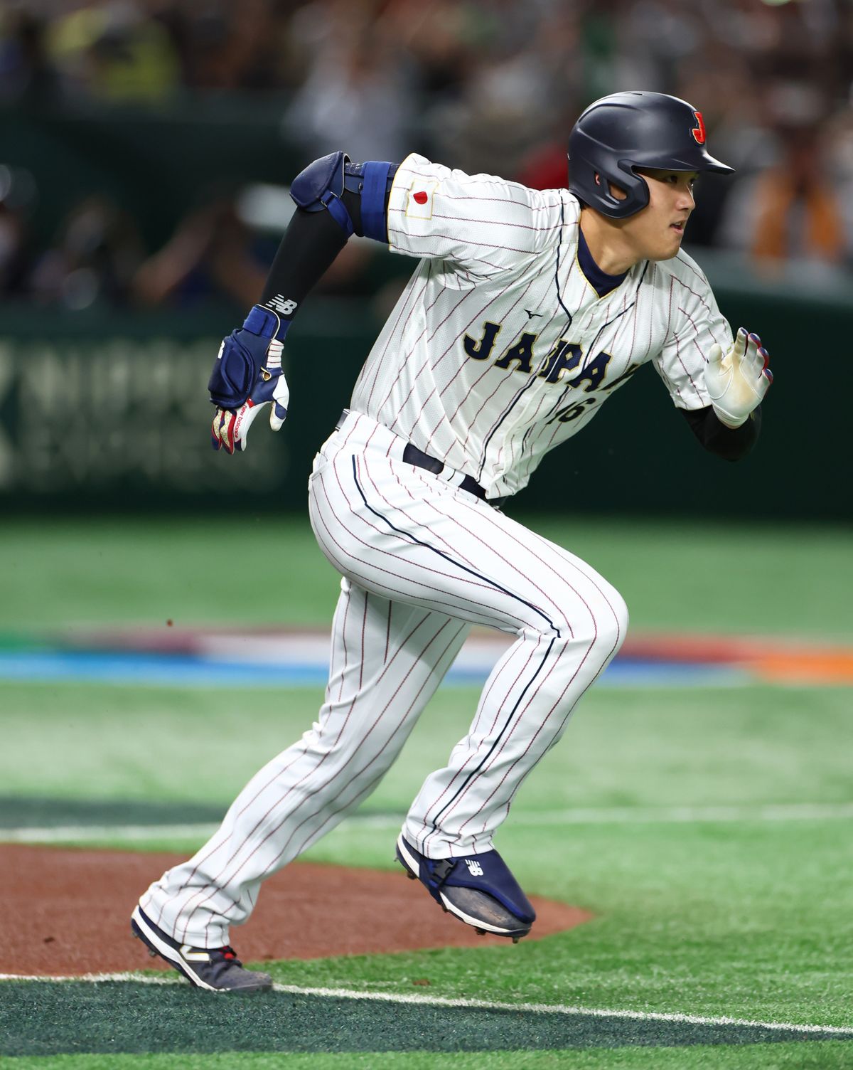 一塁に向かって走る大谷翔平選手(写真：CTK Photo/アフロ)