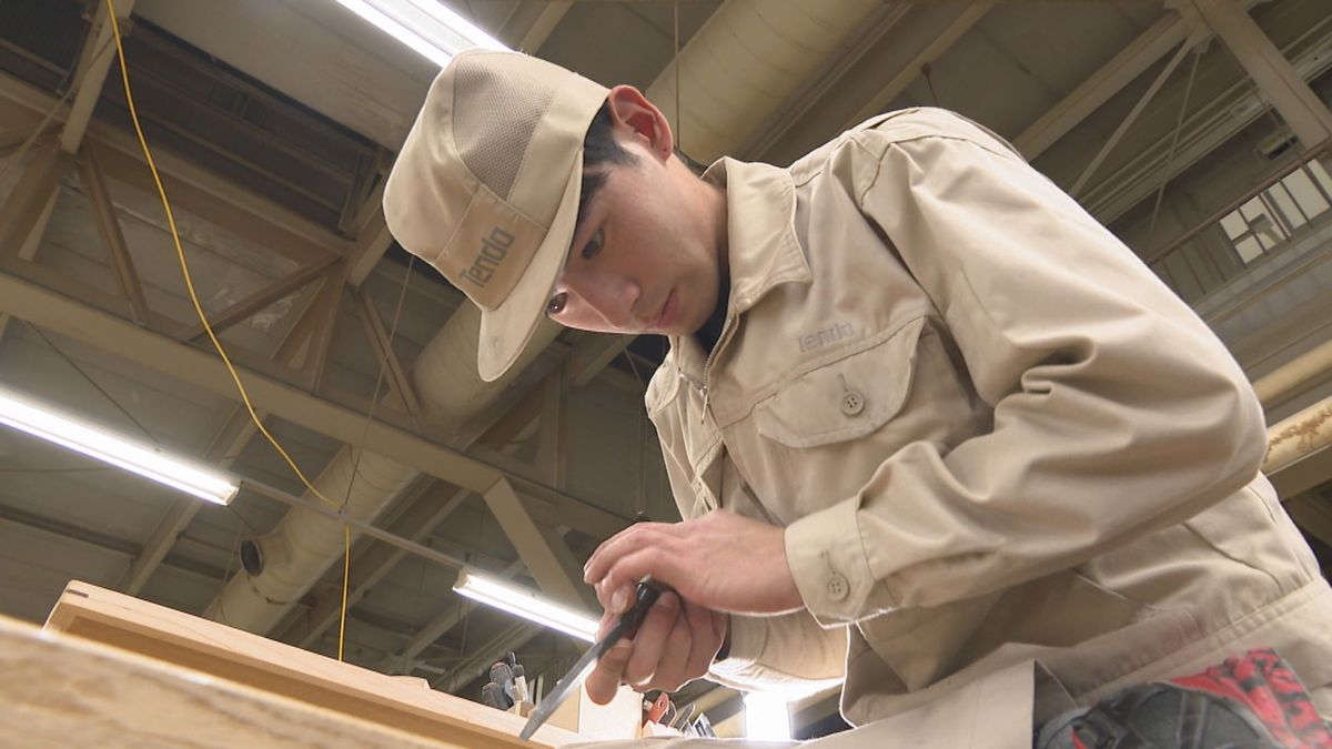 技能五輪の「家具部門」で史上初の4連覇　家具職人になるため沖縄から天童に　同期と切磋琢磨