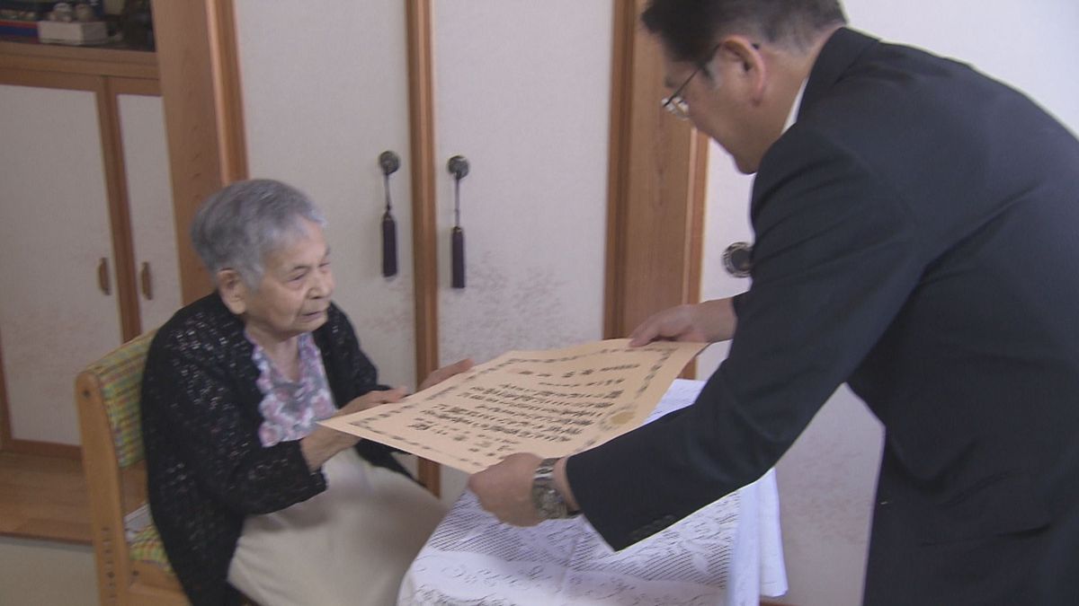 敬老の日に"100歳"をお祝い　福井市・西行市長が表敬　長生きと健康の秘訣は？