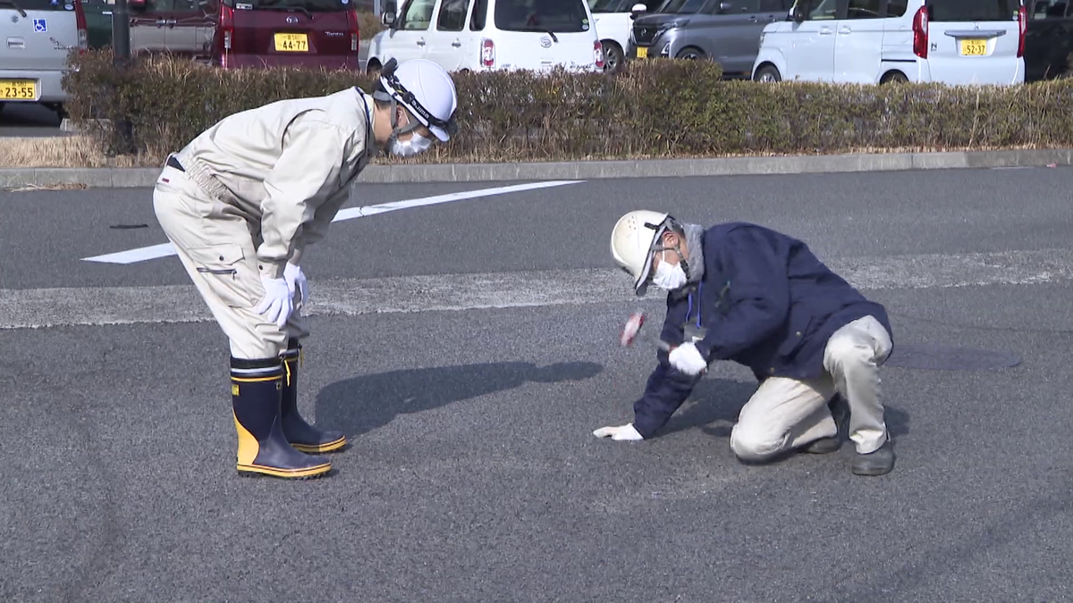 ハンマーでたたき、下が空洞になっていないか確認