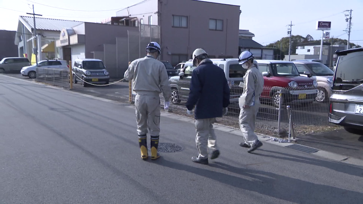 陥没している箇所がないかチェックする市職員たち