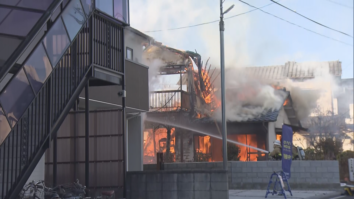 【続報】激しい炎に包まれる住宅　松本市で住宅火事　住人の女性と連絡取れず　消火活動続く