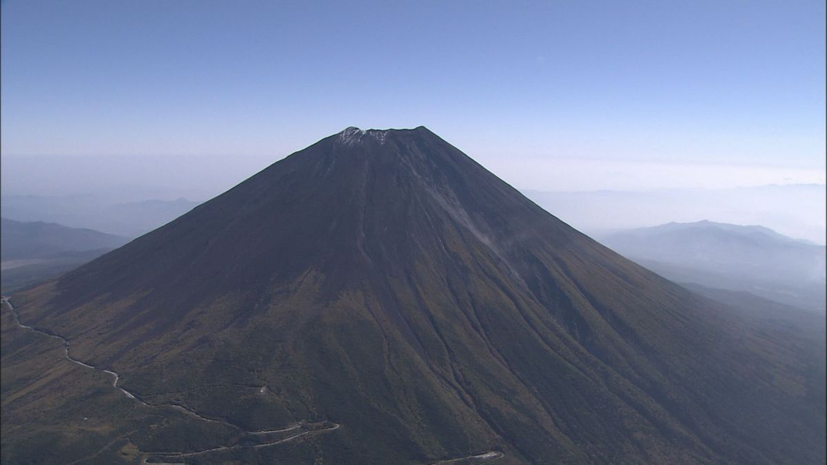 富士山9合目に落雷 衝撃で転倒し家族3人軽傷 ストック焦げ手足にしびれも 山梨県