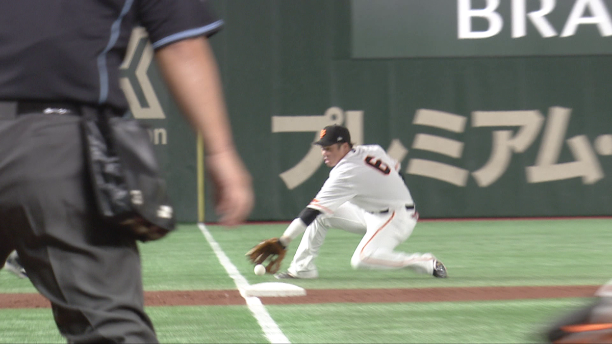 三塁線の打球を逆シングルで捕球する坂本勇人選手(画像：日テレジータス)
