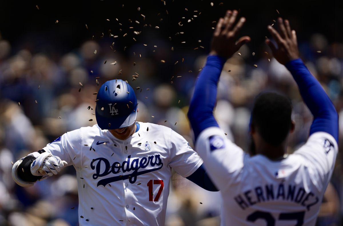 大谷翔平選手のHRにひまわりの種を投げて祝福するテオスカー・ヘルナンデス選手(写真：日刊スポーツ/アフロ)