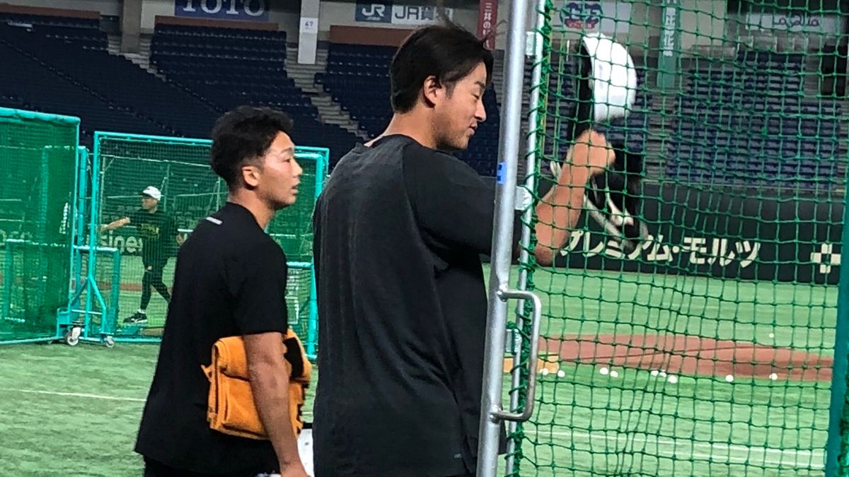 1軍の練習に参加する巨人･船迫大雅投手(左)と堀田賢慎投手(右)