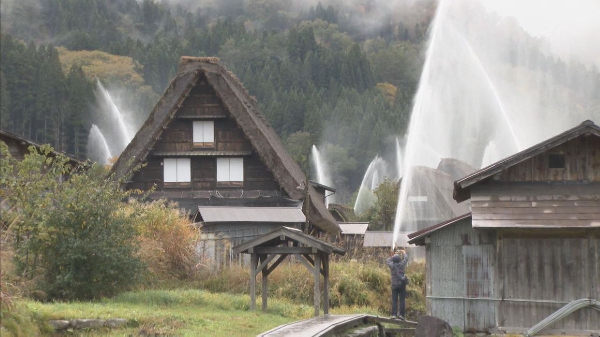 世界遺産“合掌造り集落”で一斉放水訓練　岐阜・白川郷