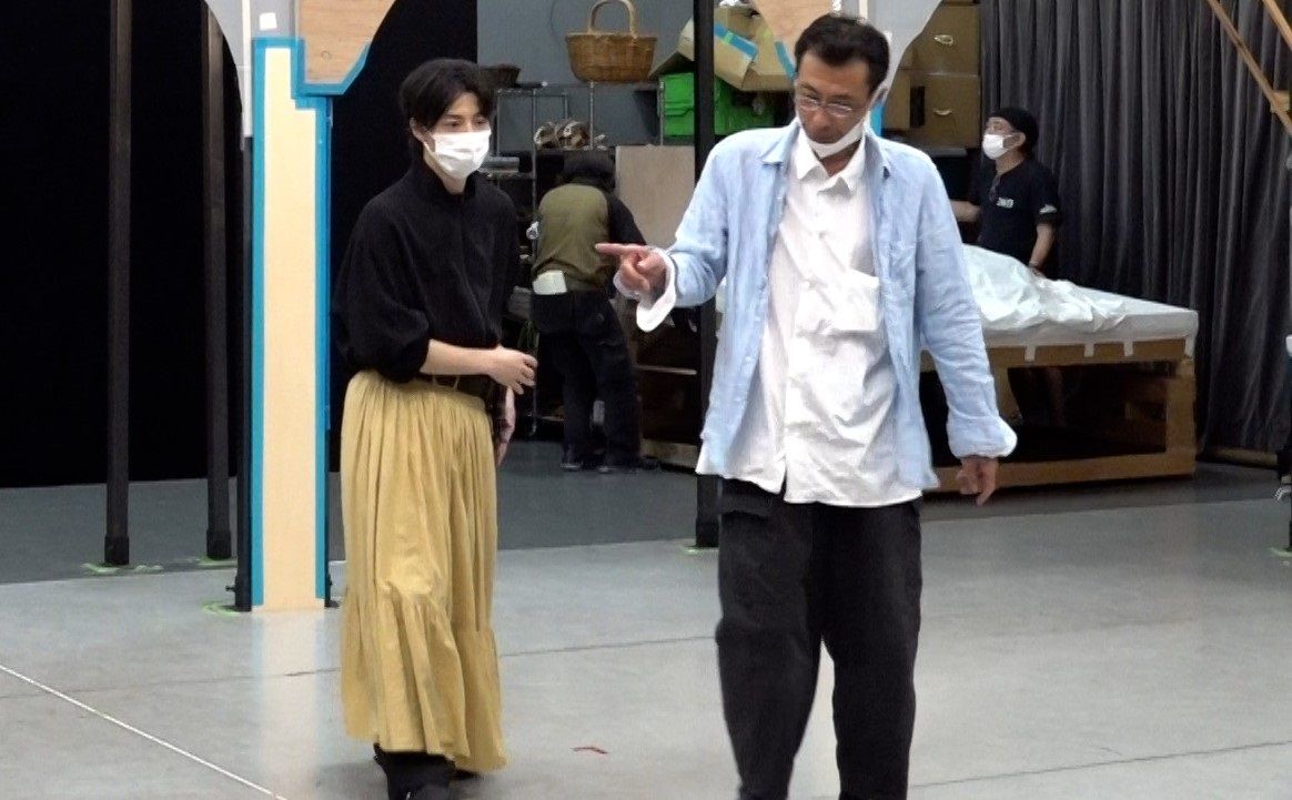 舞台『ロミオとジュリエット』稽古中の高杉真宙さん（左）と演出・井上尊晶さん（右）