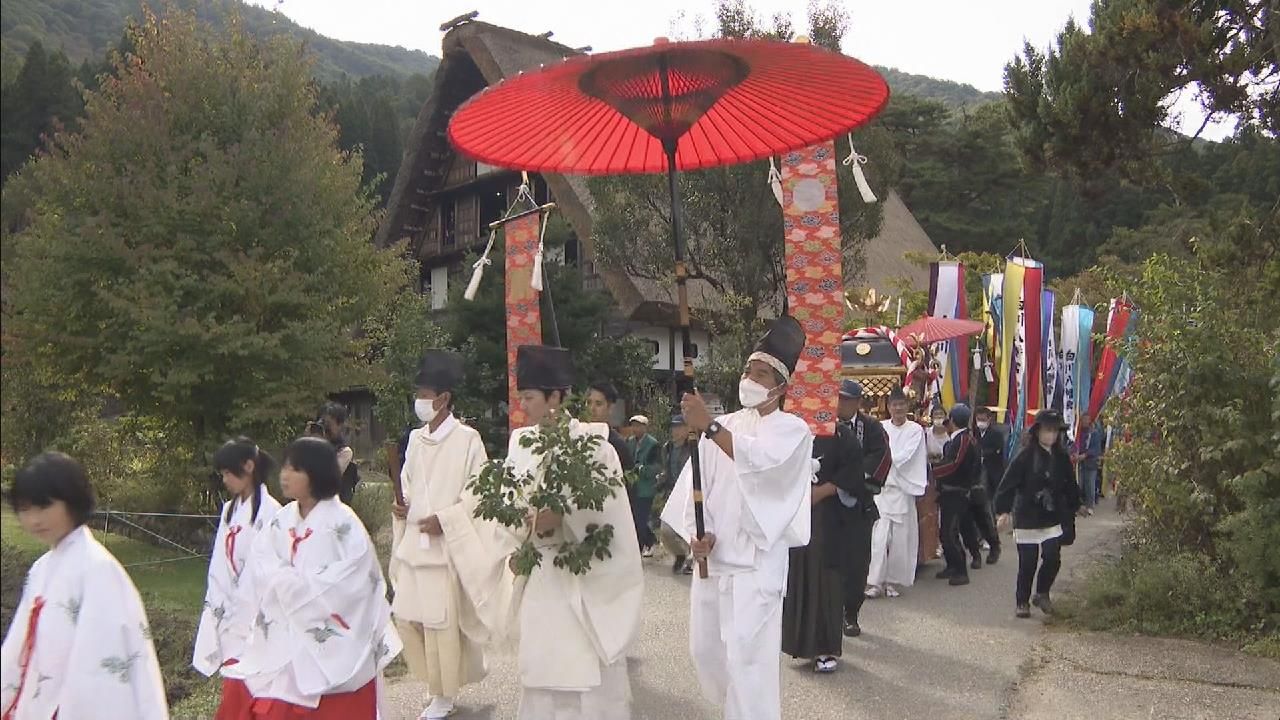 どぶろく祭り」白川郷の合掌造り集落を祭り行列練り歩く ４年ぶりの