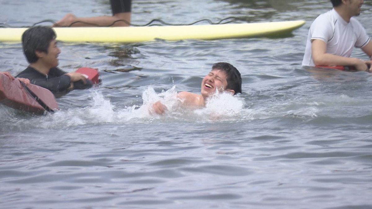 海水温14度の海で泳ぐ　加茂水産高校の生徒が実習を前に伝統行事「水開き」