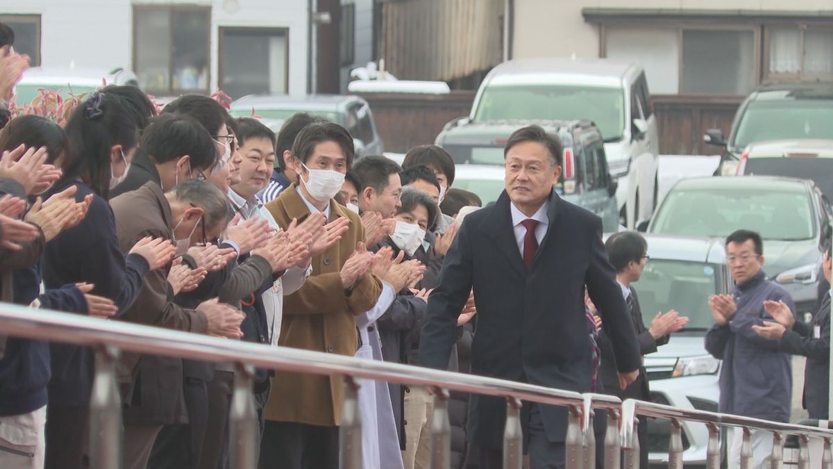 「市民の最大幸福の追求を」　3つどもえの選挙戦を制して初当選した斎藤寒河江市長が初登庁